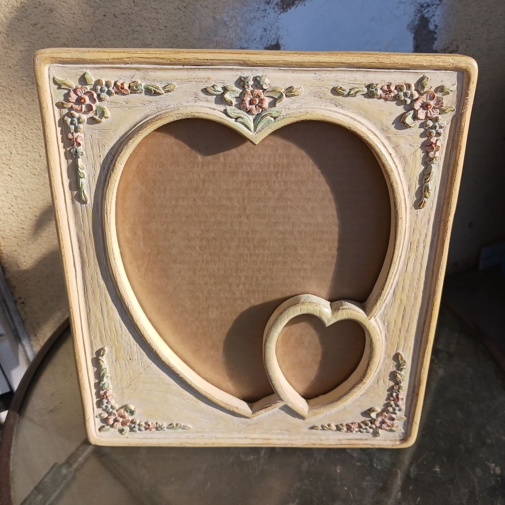 Vintage wood heart frames Never been used in great cndition12 " high x 10 1/2